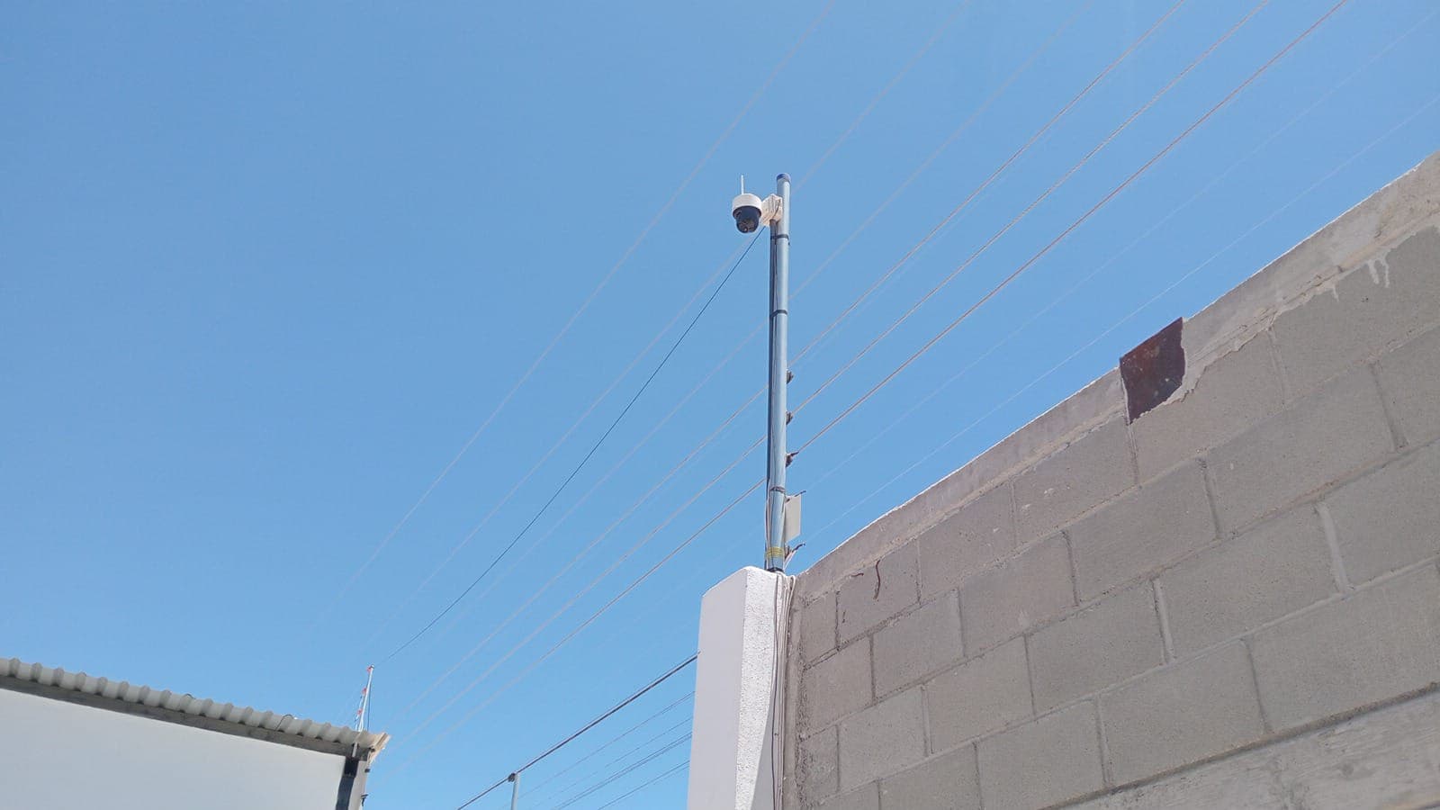 Cámara de vigilancia instalada en el predio de Bodegas Avita con vista al acceso principal