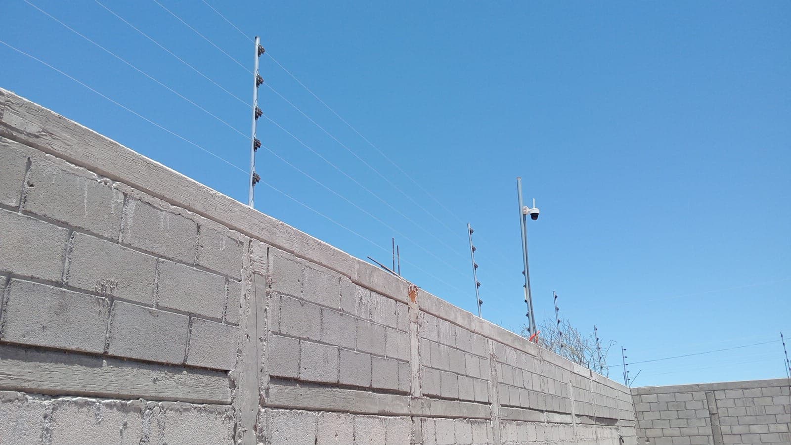 Cerco electrificado y alambre de púas sobre la barda perimetral de 3 metros de Bodegas Avita