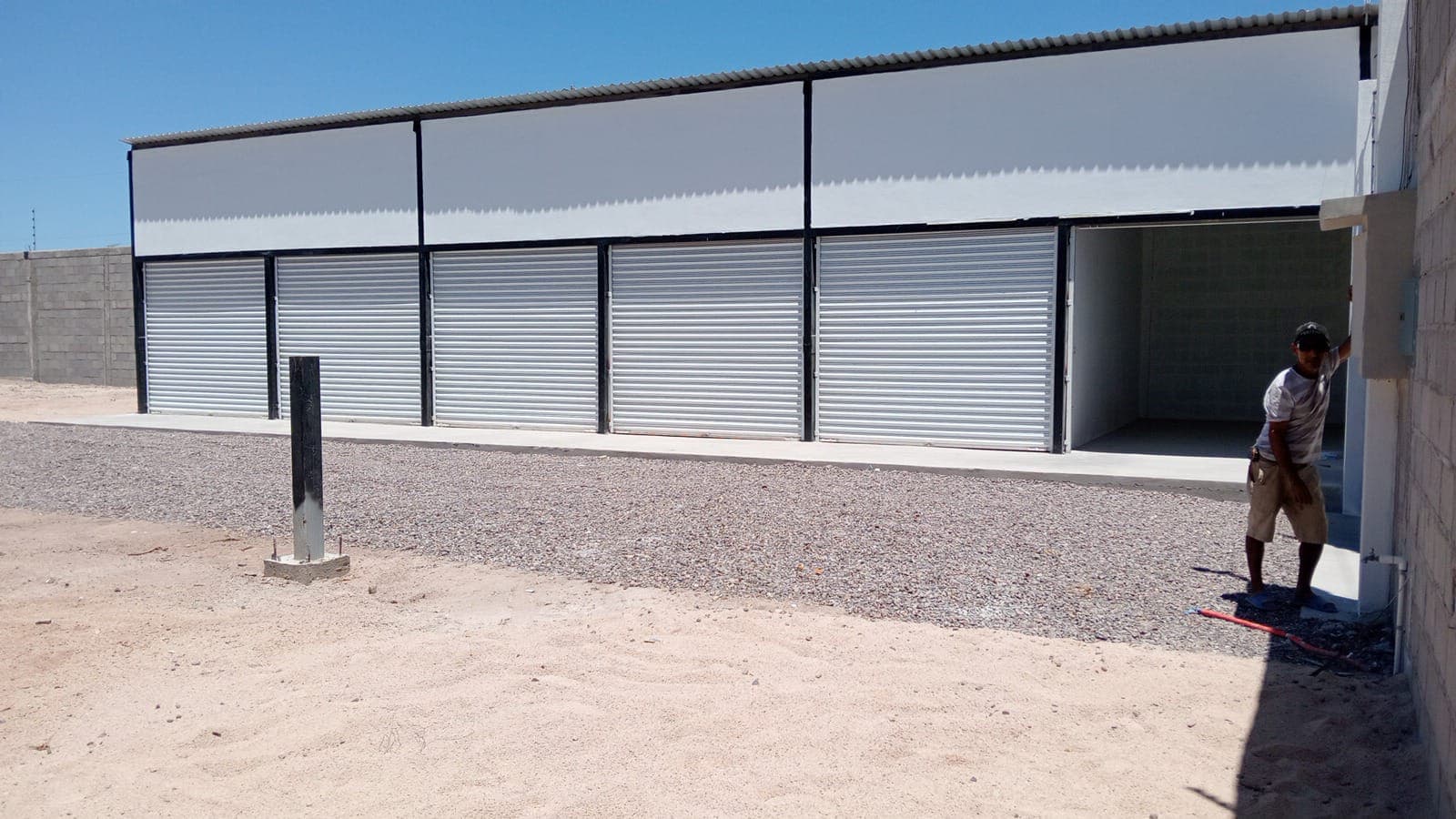 Interior de bodega Avita con cortina metálica cerrada, mostrando dimensiones de 3×6 metros en El Centenario La Paz